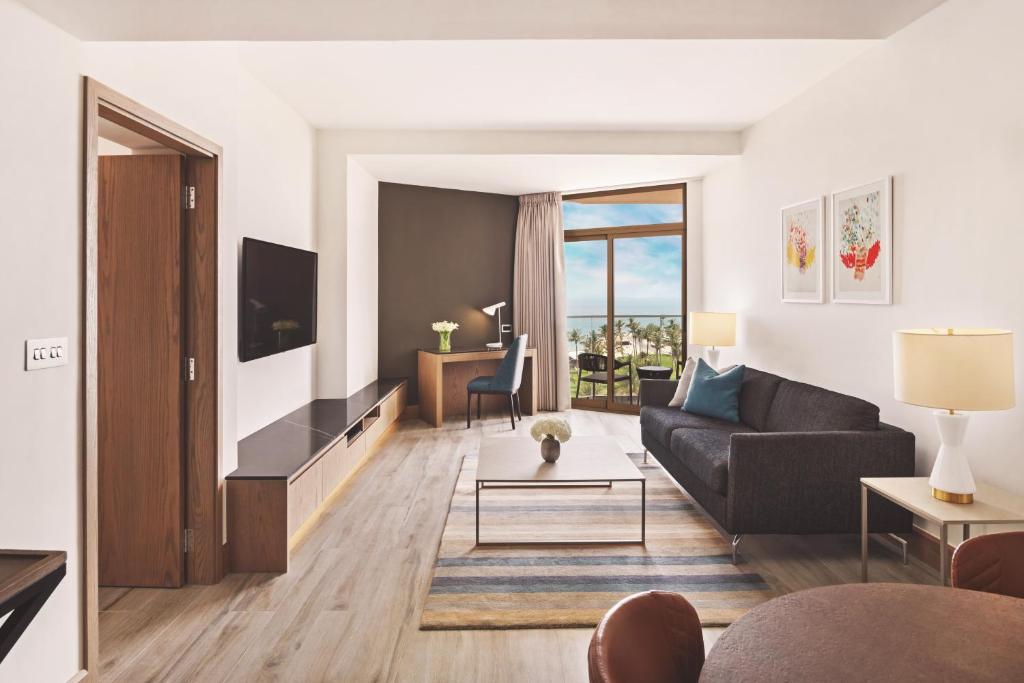 TV a/nebo společenská místnost v ubytování JA Beach Hotel, Dubai