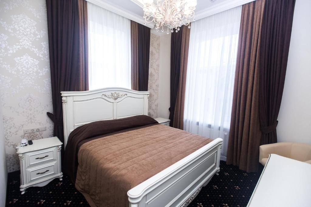 Un pat sau paturi într-o cameră la Готель Петрівський