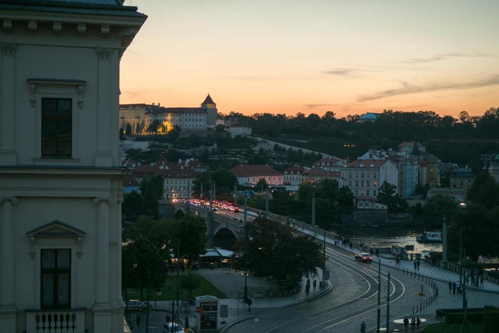 Východ nebo západ slunce při pohledu z hotelu nebo okolí