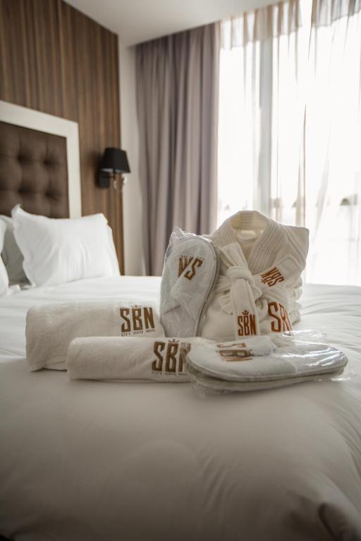 Postel nebo postele na pokoji v ubytování SBN Suite Hôtel