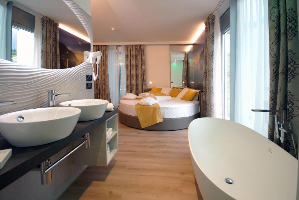 Postel nebo postele na pokoji v ubytování Ambassador Suite Hotel
