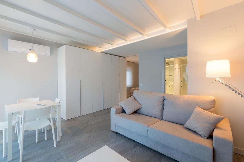 APARTAMENTOS TURISTICOS - PAPEL ARMADO - Calle Caldereros 33 Booking}