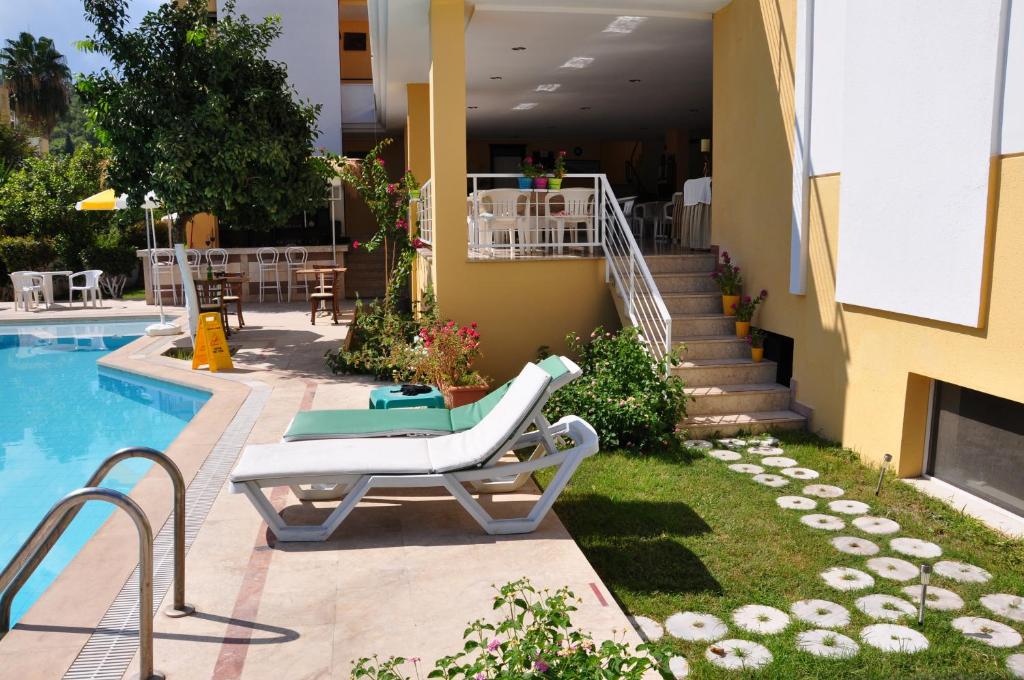 Bazén v ubytování Tuncer Garden Hotel nebo v jeho okolí