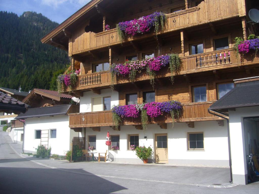 ein Gebäude mit Blumen auf der Seite in der Unterkunft Apartment Marlene in Alpbach
