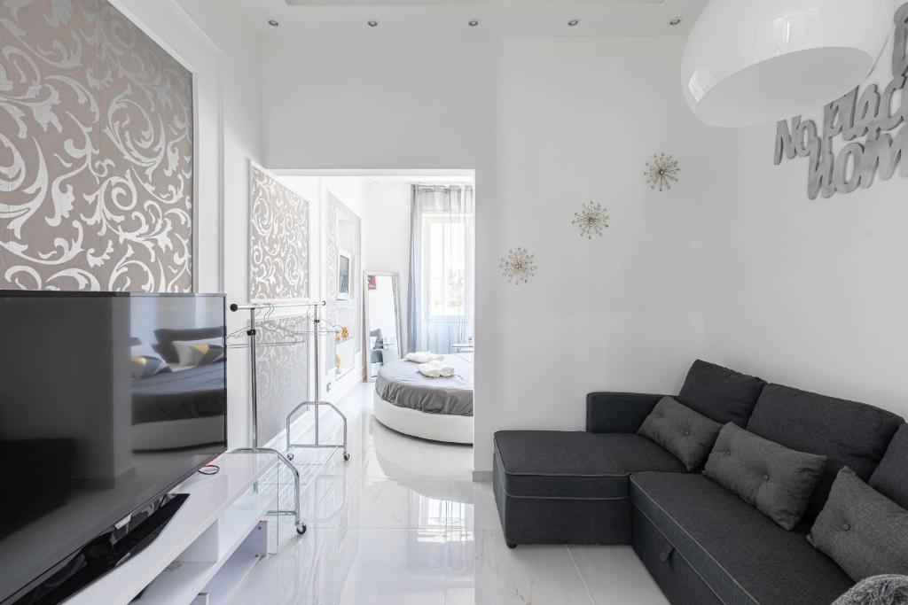 a living room with a couch and a bed at Sea Elegance in Oliveri