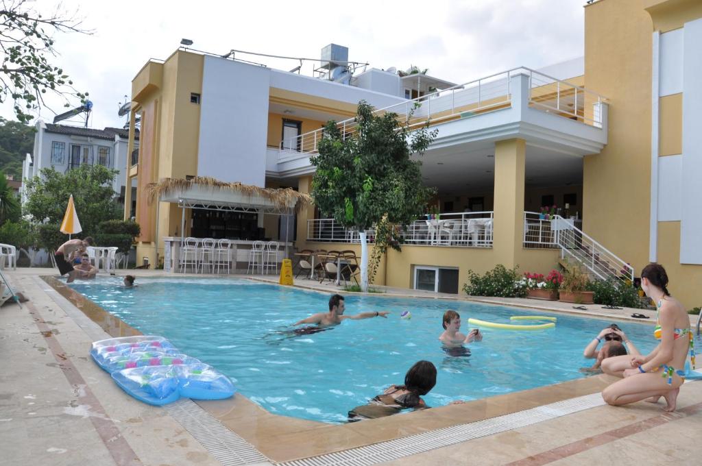 Bazén v ubytování Tuncer Garden Hotel nebo v jeho okolí