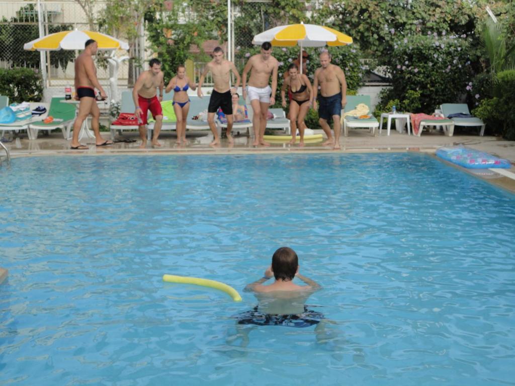 Bazén v ubytování Tuncer Garden Hotel nebo v jeho okolí