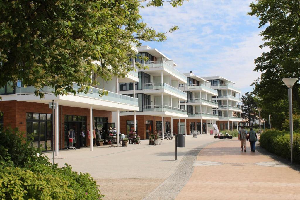 um edifício com pessoas a andar na frente dele em Appartement Seaside em Pelzerhaken