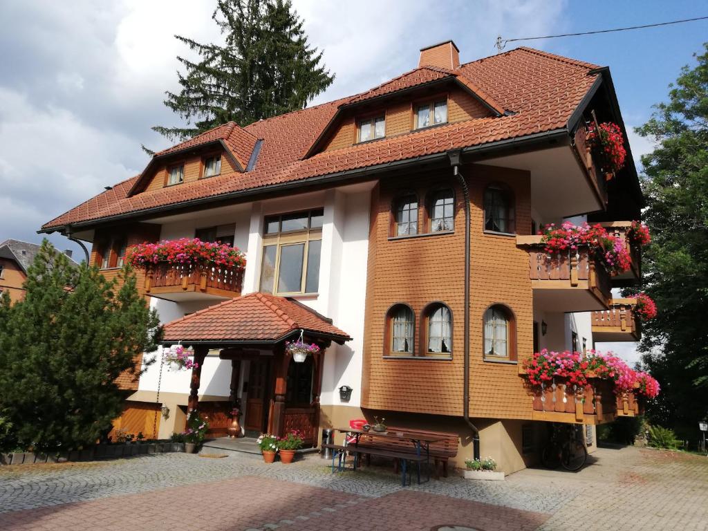 uma casa com caixas de flores na frente em Gästehaus Rössle em Rötenbach