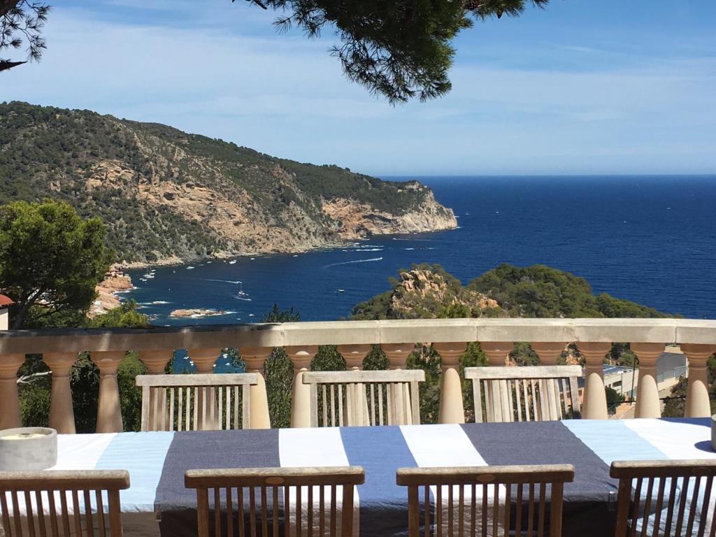- une table avec des chaises et une vue sur l'océan dans l'établissement Villa Gisele, à Tamariu