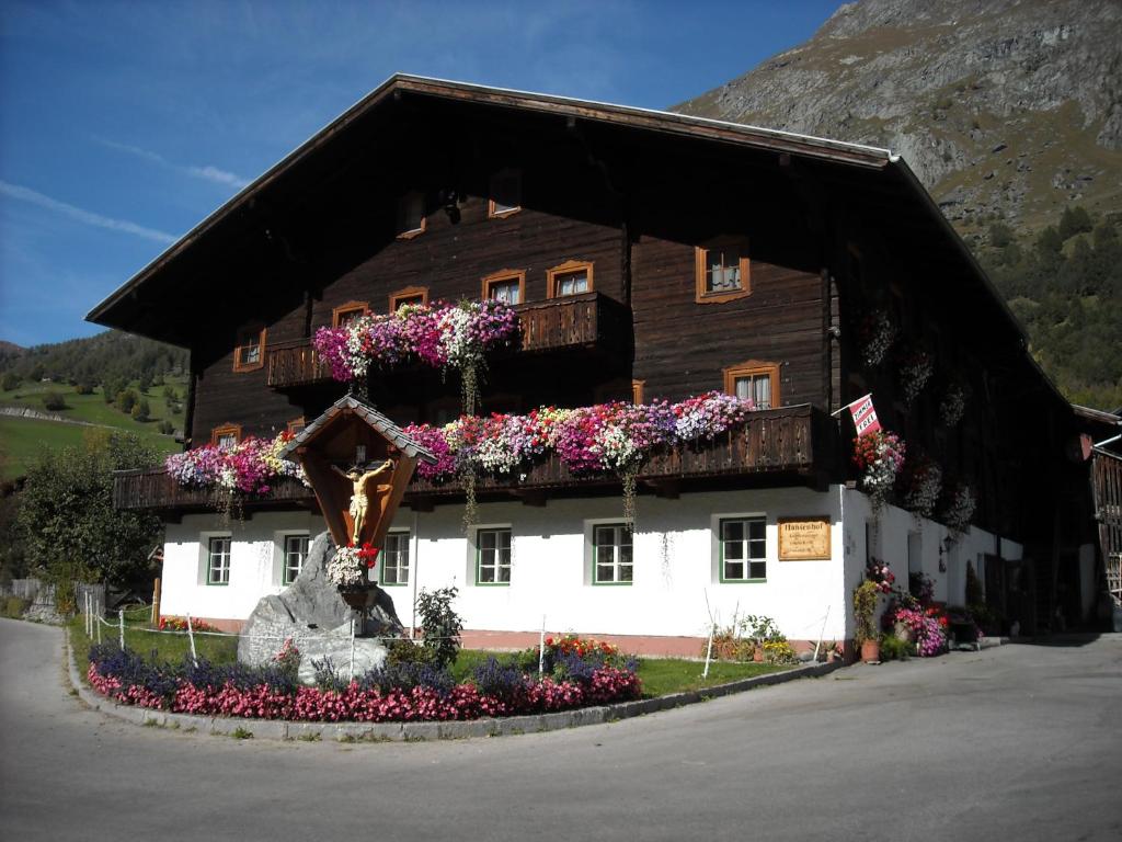 ein großes Gebäude mit Blumen davor in der Unterkunft Hansenhof in Prägraten