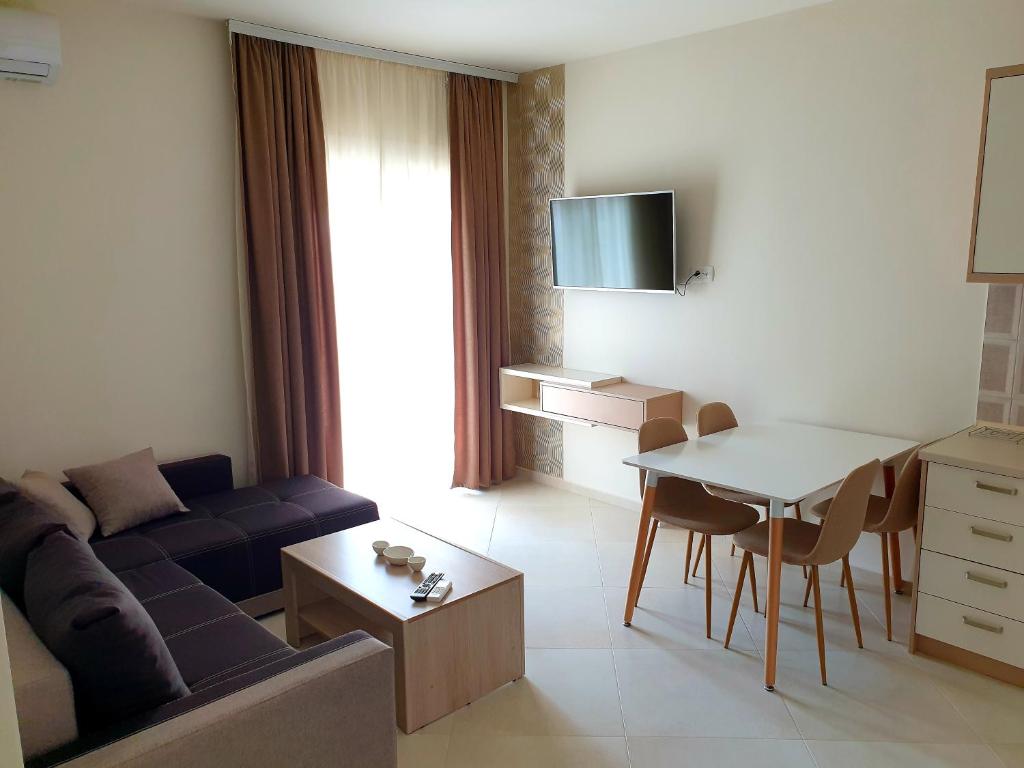 TV a/nebo společenská místnost v ubytování APARTMENTS TOMIĆ