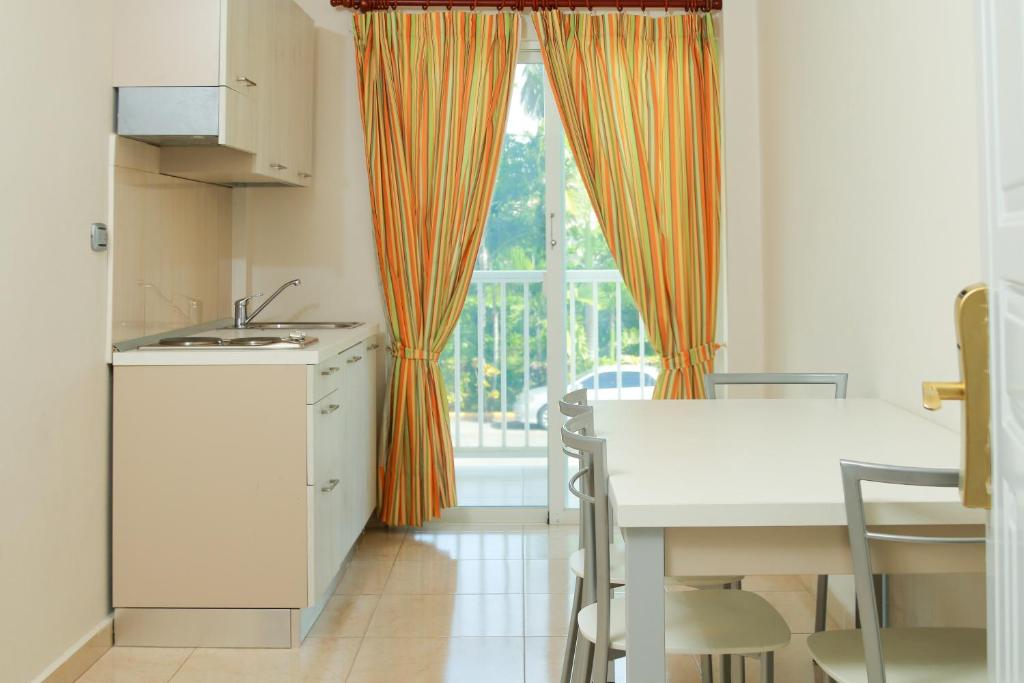 Kuchyň nebo kuchyňský kout v ubytování Kitewind Apartamentos Cabarete