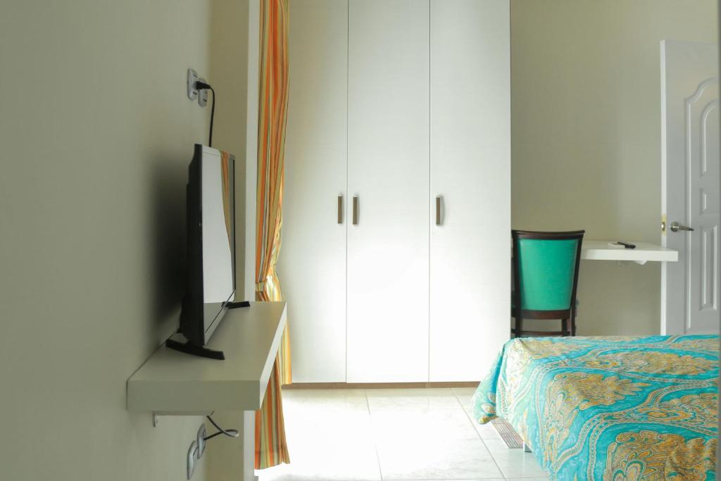 TV a/nebo společenská místnost v ubytování Kitewind Apartamentos Cabarete