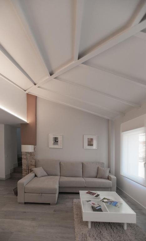 APARTAMENTOS TURISTICOS - PAPEL ARMADO - Calle Caldereros 33 reserva habitación