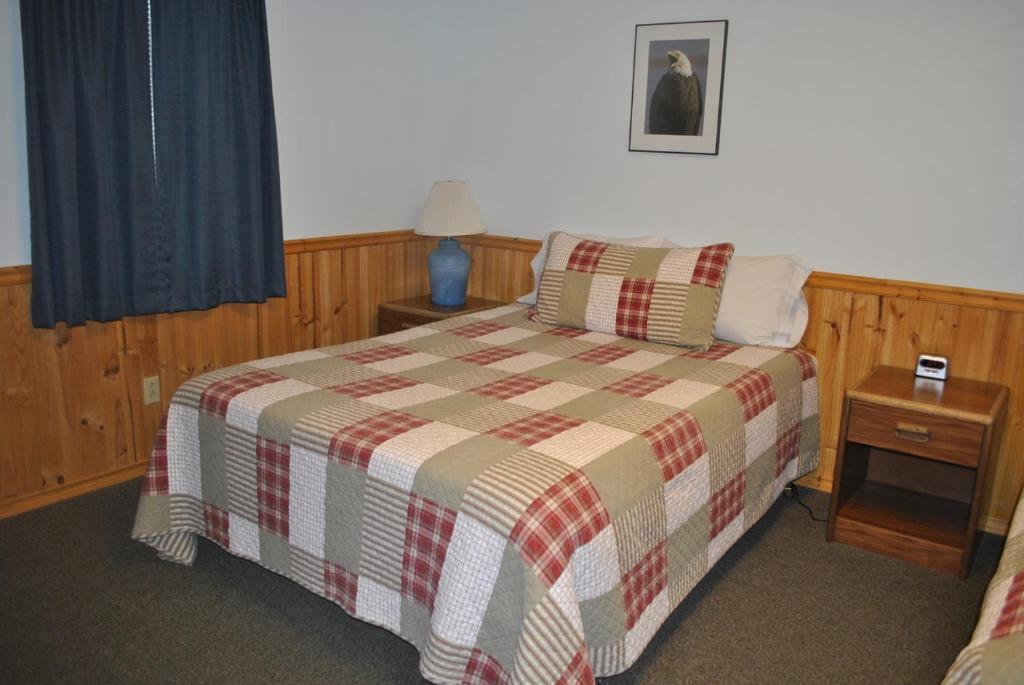 Postel nebo postele na pokoji v ubytování Aspen Inn