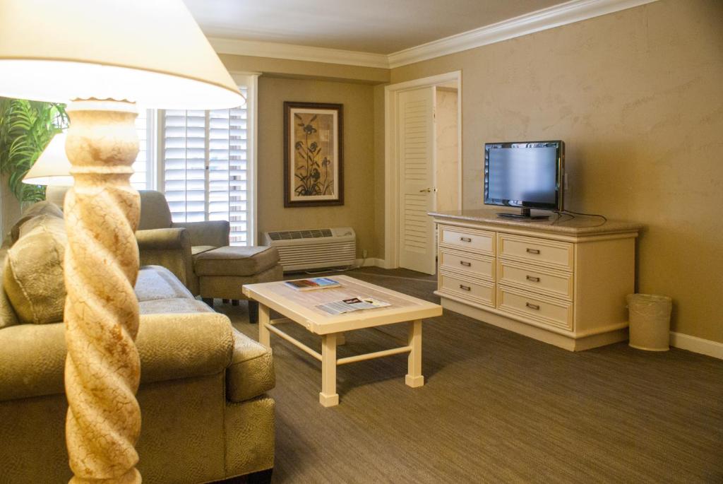 TV a/nebo společenská místnost v ubytování Indian Wells Resort Hotel