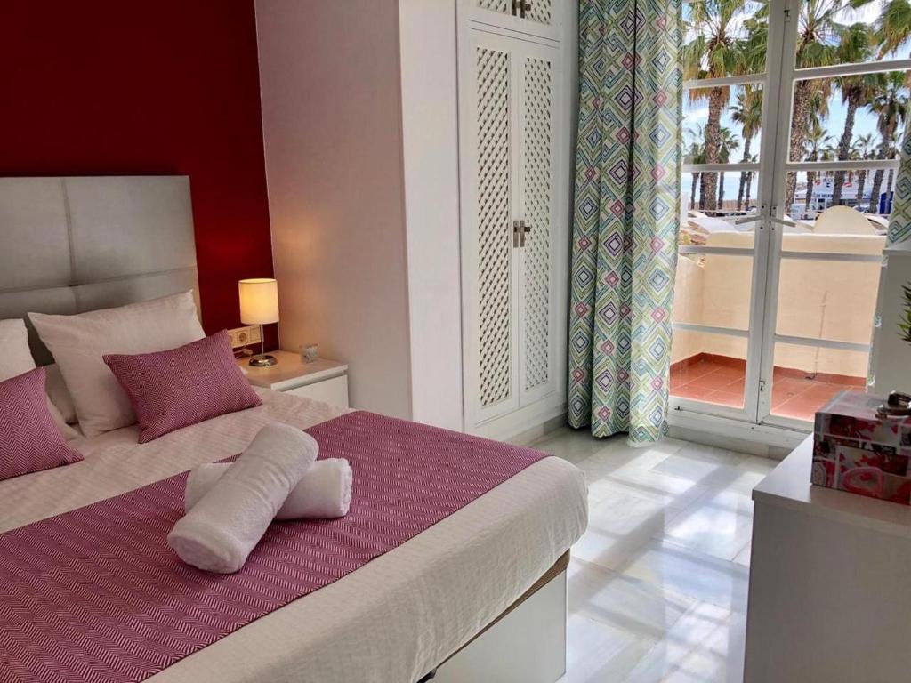 Postel nebo postele na pokoji v ubytování "VIVE BENALMÁDENA LUXE PUERTO MARINA" primera linea de playa