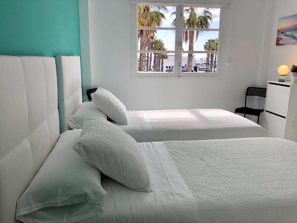 Postel nebo postele na pokoji v ubytování "VIVE BENALMÁDENA LUXE PUERTO MARINA" primera linea de playa