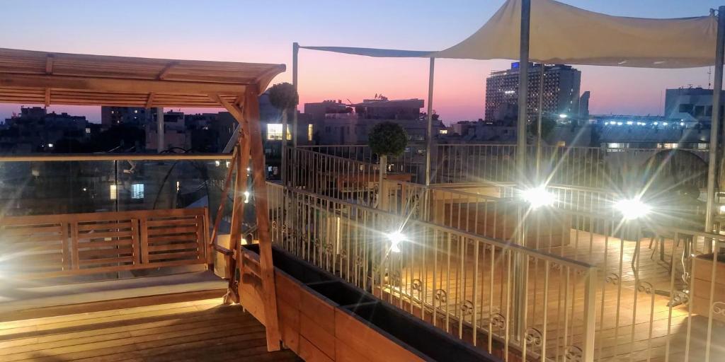 Balkón nebo terasa v ubytování Dizengoff Penthouse Boutique Hostel