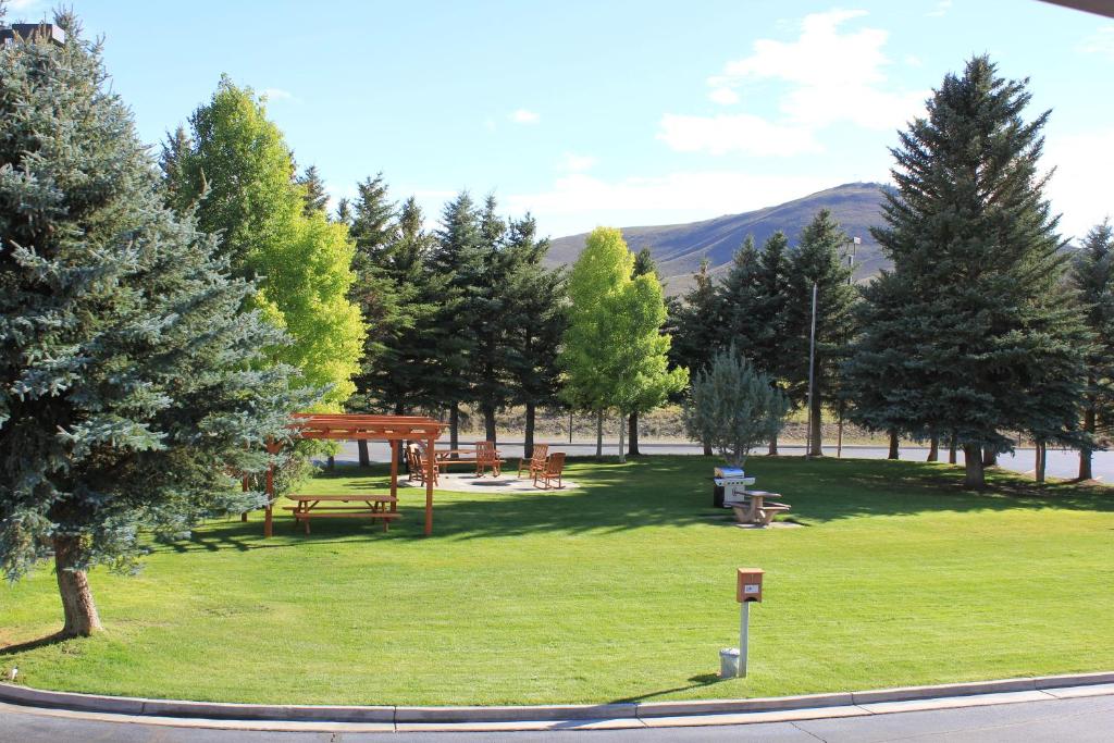 a park with a picnic table and a pavilion at The Inn at Tomichi Village in Gunnison