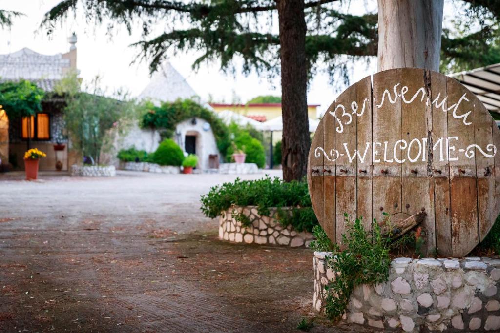 a wooden bench sitting next to a tree at B&B Mandorla Amara in Gioia del Colle