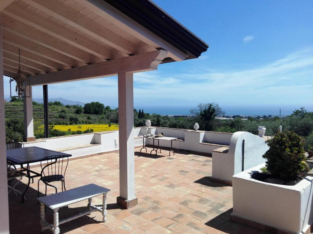 聖韋內里納的住宿－Etna Dependance，一个带桌椅的庭院和木制屋顶