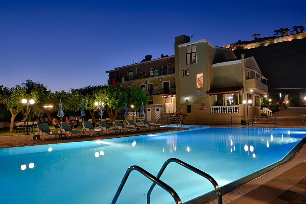 Bazén v ubytování Ionis Hotel nebo v jeho okolí