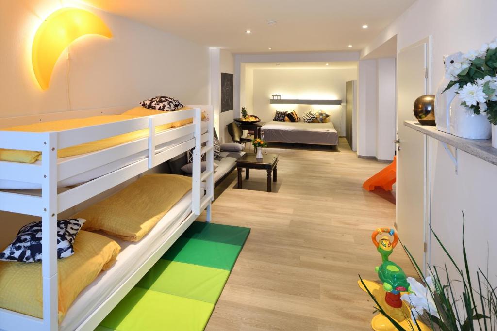 a room with bunk beds and a living room at Ford Apartment Bremen City Center in Bremen