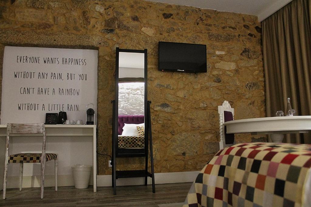 Uma TV ou centro de entretenimento em Art'Otel Barcelos