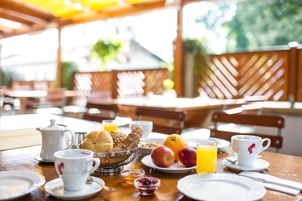 Đồ ăn tại/gần nhà khách