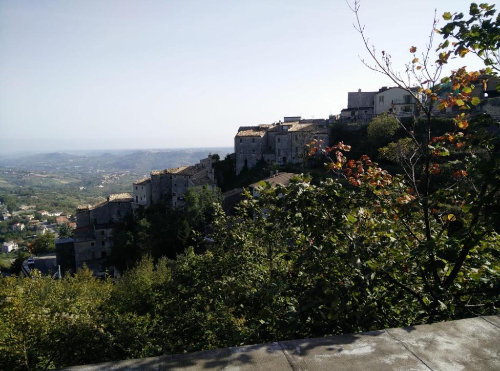 un groupe de bâtiments au sommet d'une colline dans l'établissement Residence Praetorium Maiella, à Pretoro