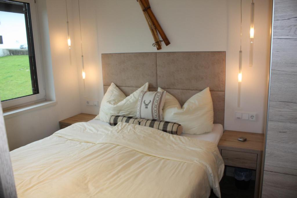 Tempat tidur dalam kamar di Design-Appartement Jochberg