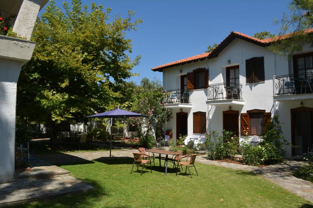 a house with a table and chairs in the yard at Villa Molos in Limenas