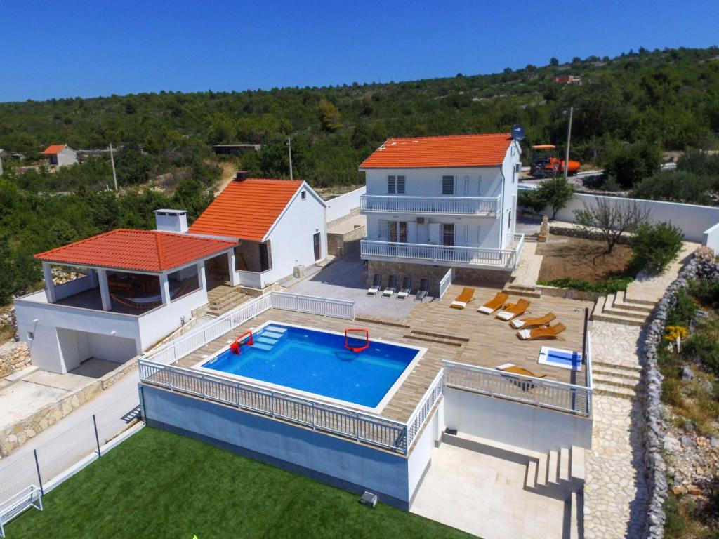 een luchtzicht op een huis met een zwembad bij Holiday home Danica in Blizna Donja