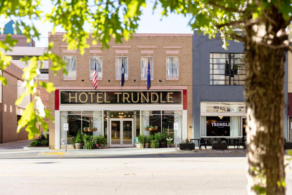 um sinal de viragem de hotel em frente a um edifício em Hotel Trundle em Columbia
