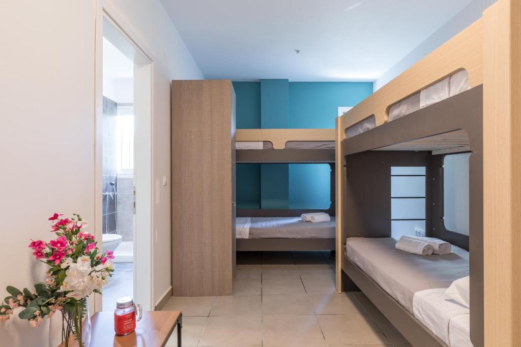 Postel nebo postele na pokoji v ubytování Local Hostel & Suites