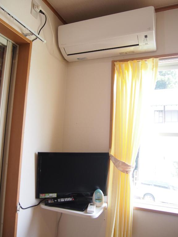 TV a/nebo společenská místnost v ubytování Kumamoto Guesthouse Minami Aso Little Asia