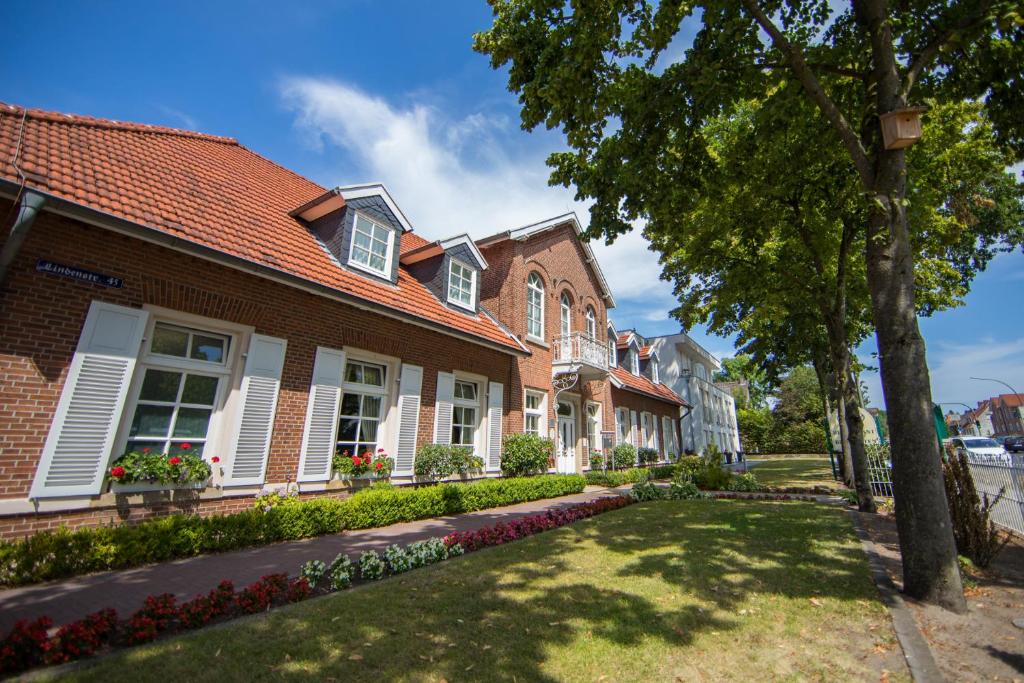 a row of houses on a street with a yard at Altes Landhaus in Lingen