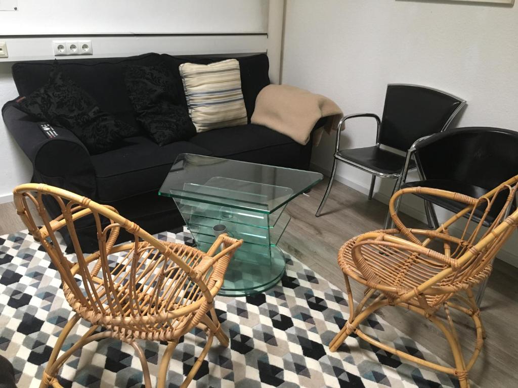 a living room with two chairs and a couch at Apartment Johann in Heddesheim