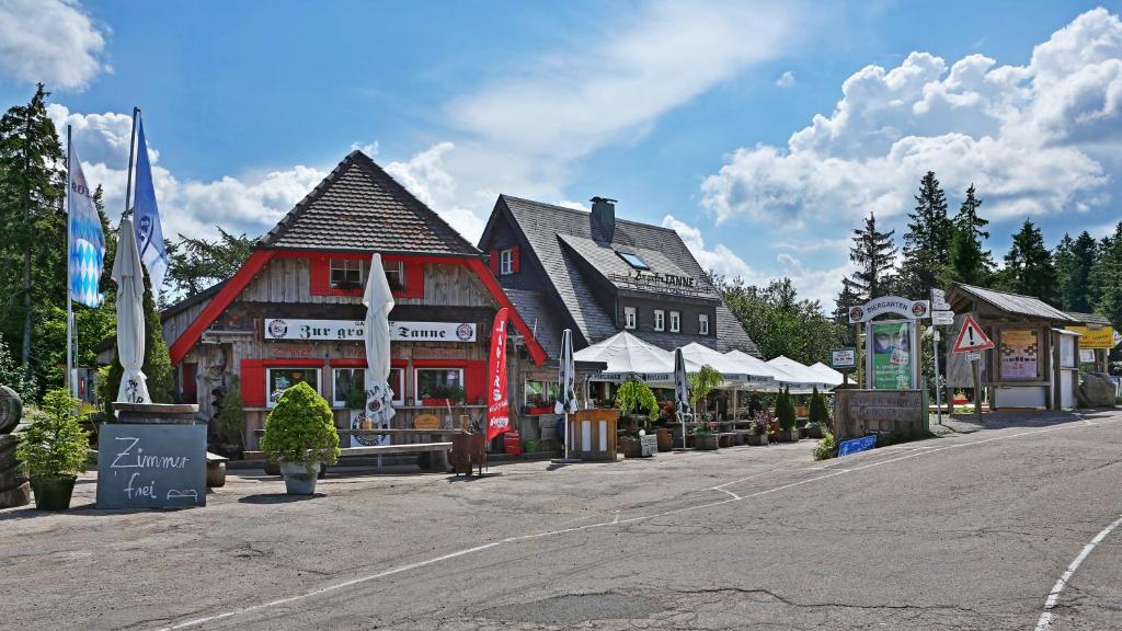 Eine Straße in einer Stadt mit einem roten Gebäude in der Unterkunft Zur grossen Tanne in Bühl