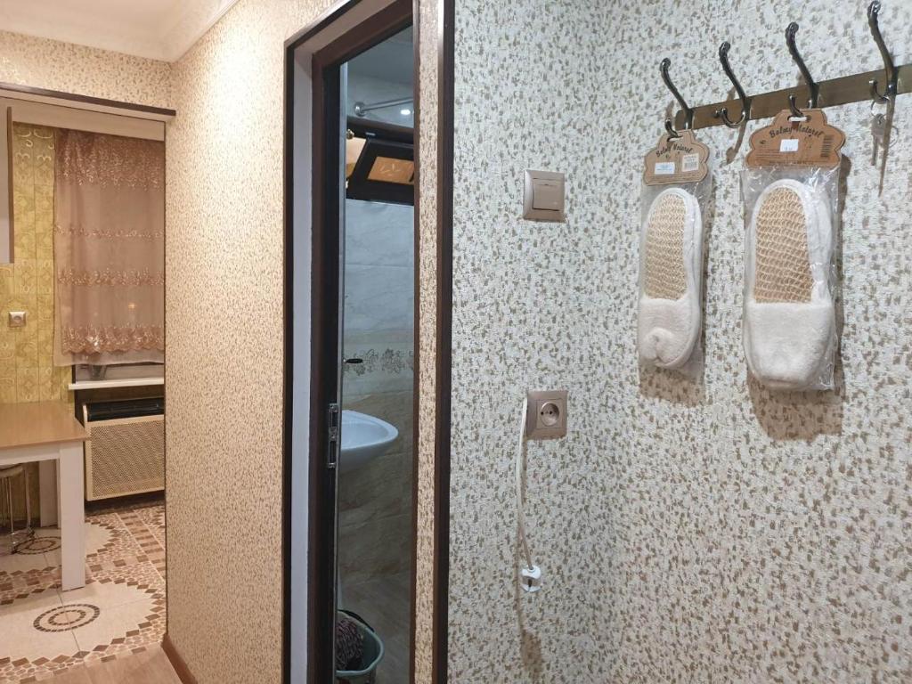 un bagno con doccia e due orinatoi a parete di Сергей Сергеевич a Akhaltsikhe