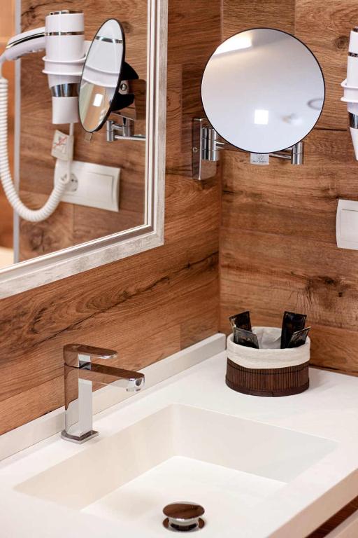 a bathroom with a sink and a mirror at Hotel Gastronómico Torre de Galizano in Galizano