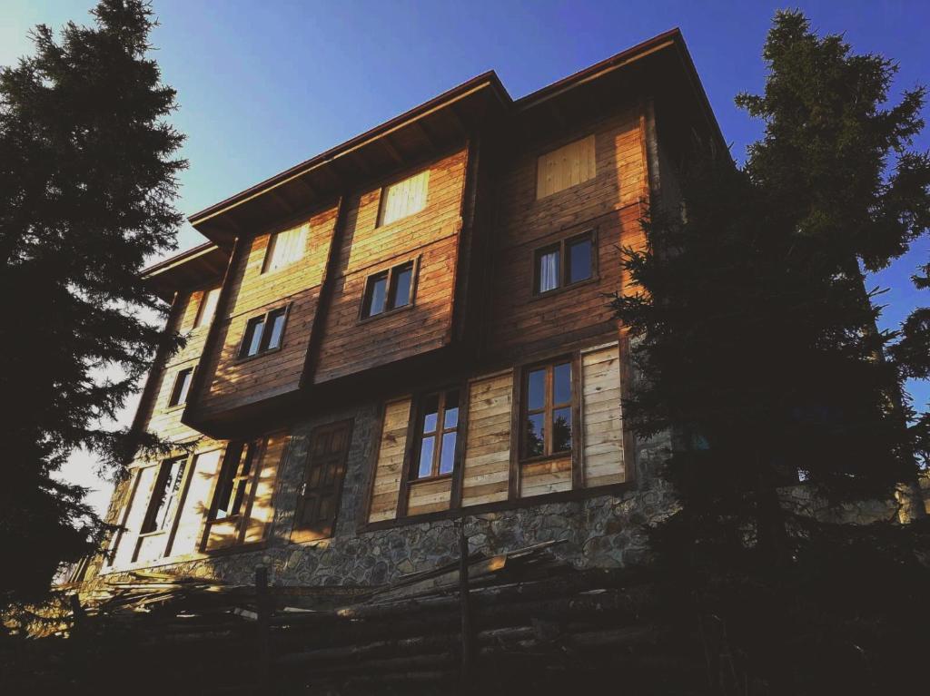 un gran edificio de madera con ventanas en la parte superior en POKUT orion, en Çamlıhemşin