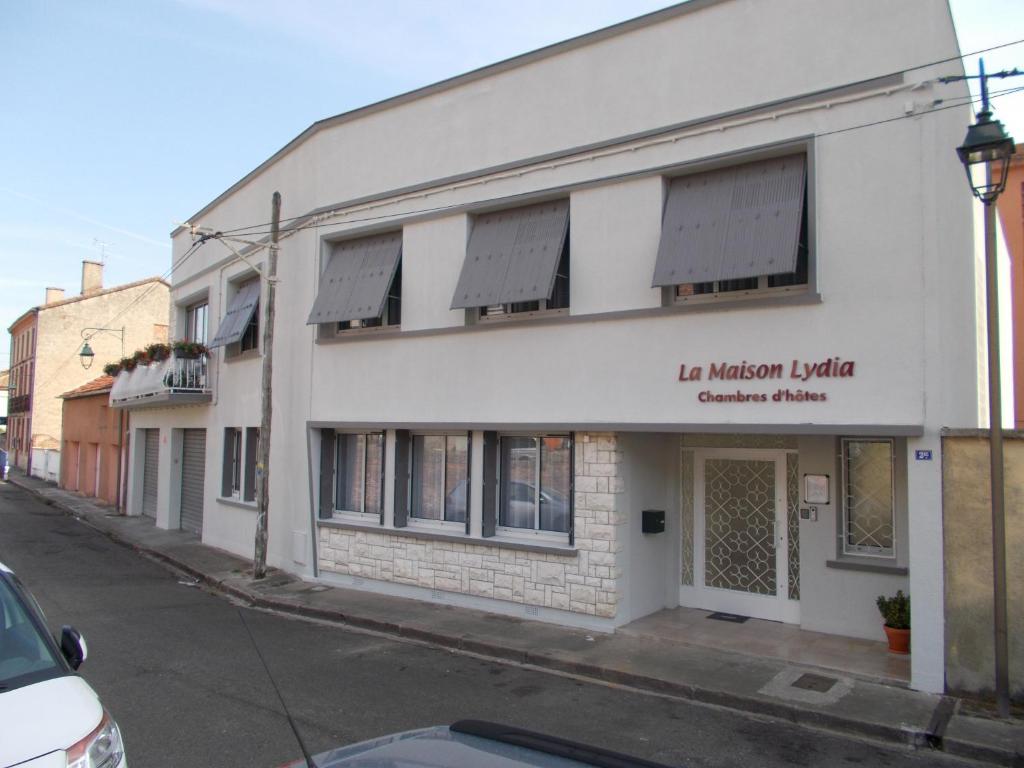 un edificio en la esquina de una calle en La Maison Lydia, en Moissac
