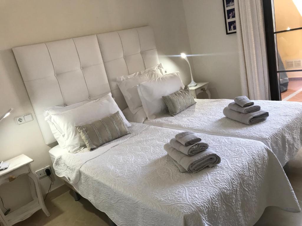 Postel nebo postele na pokoji v ubytování Penthouse Karina Los Arqueros