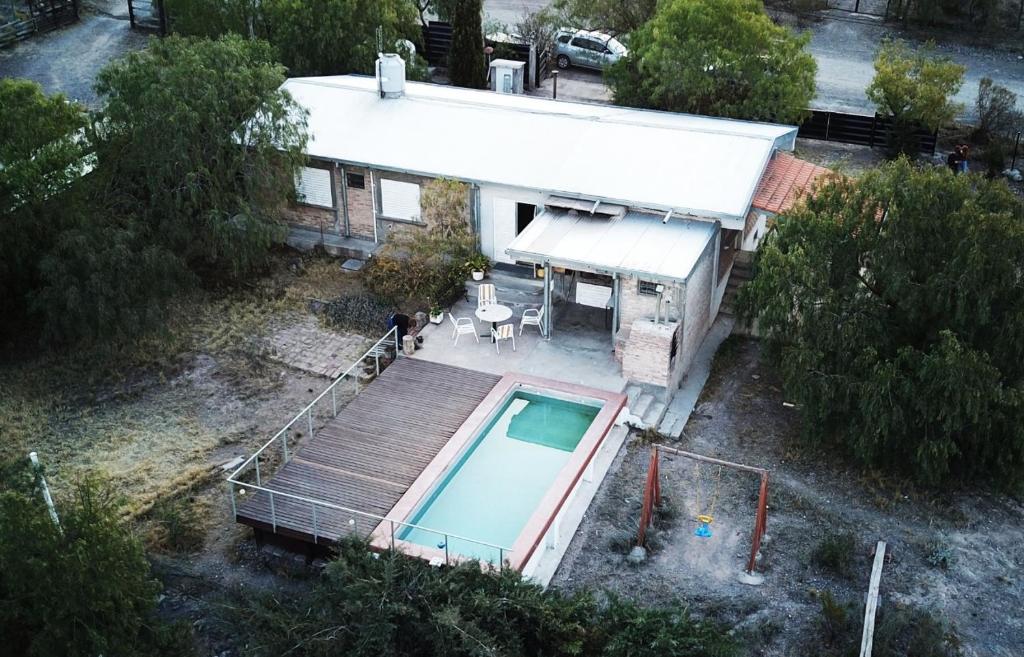 an overhead view of a house with a swimming pool at San Isidro Cabaña in Mendoza
