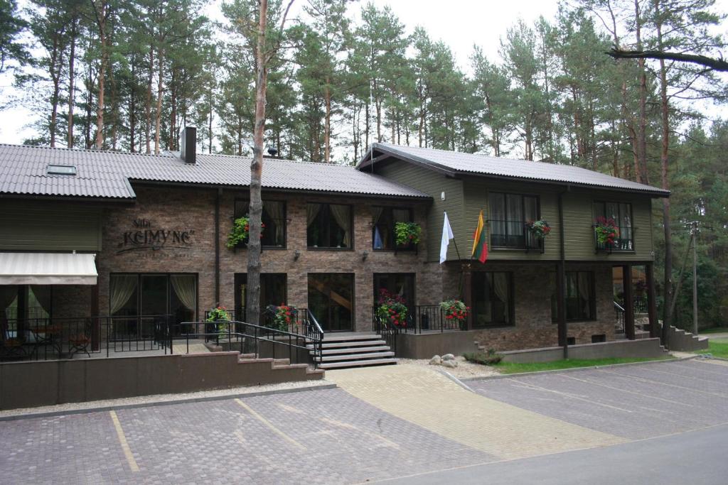 un edificio con flores delante en Vila Kelmyne en Molėtai