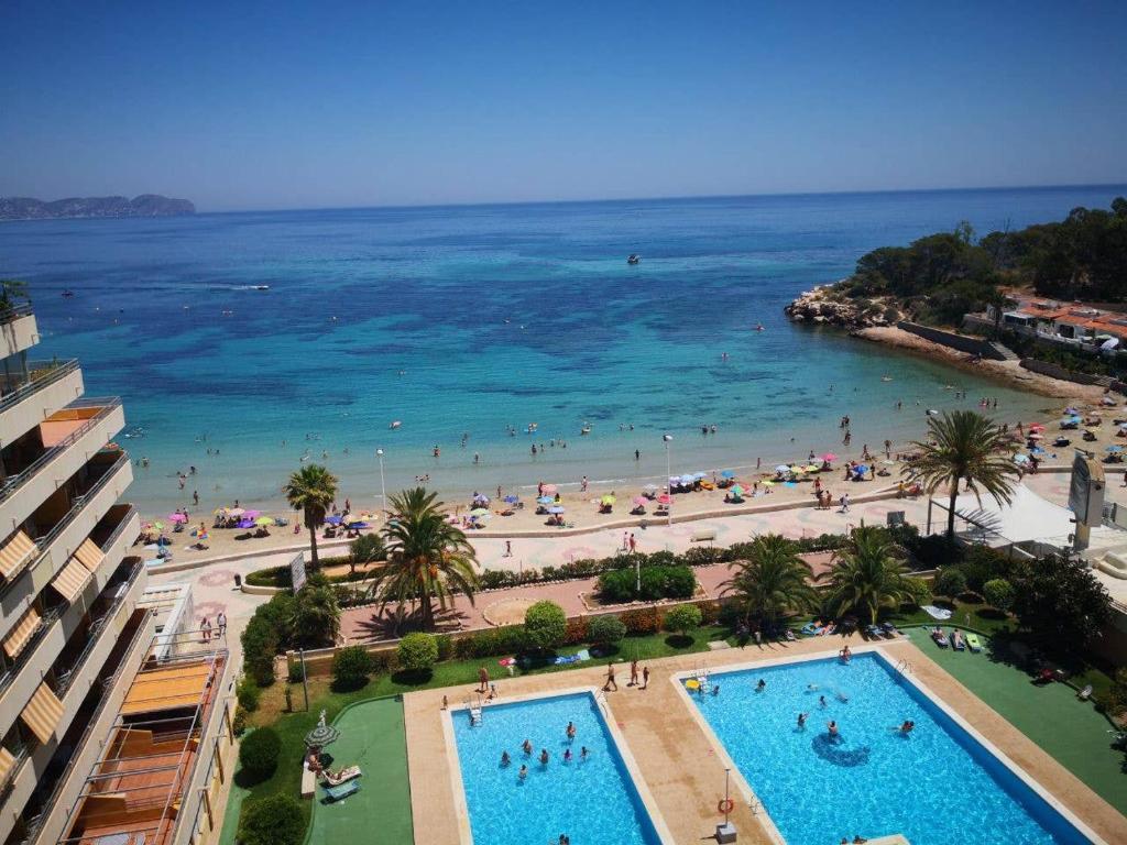 vistas a una playa con gente en el agua en Voramar, en Calpe