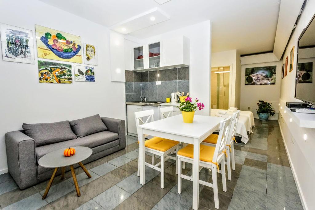 Il dispose d'une cuisine et d'un salon avec un canapé et une table. dans l'établissement Maestro Metallic, à Split